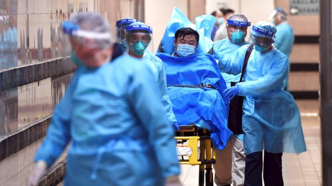 22jan2020---medicos-transferem-paciente-com-supeita-de-estar-com-o-coronavirus-no-hospital-rainha-elizabeth-em-hong-kong-na-china-1579797107747_v2_1920x1280