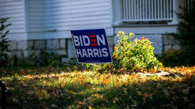 cartaz-da-campanha-de-joe-biden-a-presidencia-dos-estados-unidos-na-cidade-de-louisville-1603736704248_v2_900x506
