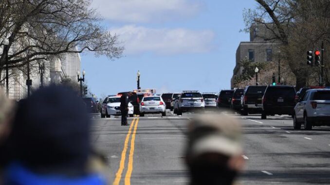 rua-e-bloqueada-nas-proximidades-do-capitolio-apos-um-veiculo-atingir-dois-policiais-em-washington-eua-1617385947575_v2_750x421