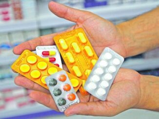 Nesta imagem, mostramos cartela com medicações em duas mãos