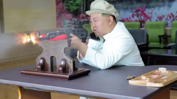 A imagem mostra o líder norte-corenano, Kim Jong Un, fazendo testes de balística