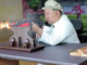 A imagem mostra o líder norte-corenano, Kim Jong Un, fazendo testes de balística