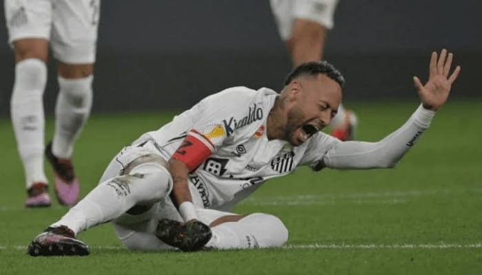 Neymar volta como titular do Santos, mas sai lesionado ainda no primeiro  tempo